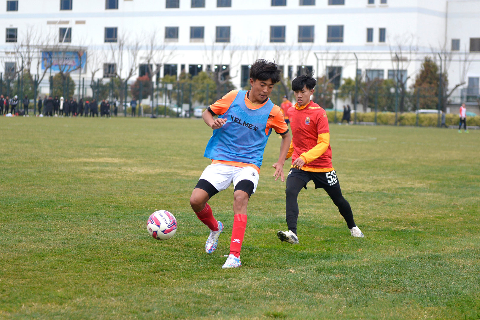 包含足球季后赛掀起高潮，关东白虎队强势横扫江汉天狼队，老将里程碑之夜——保级形势悄然变化的词条金年会平台